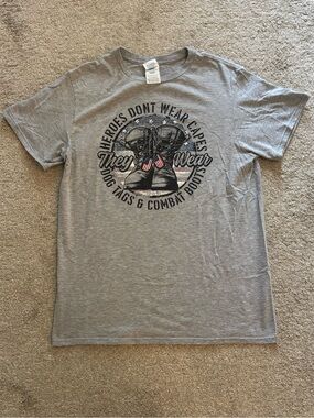 Gray Military Graphic Tee - Heroes Don't Wear Capes Size Medium